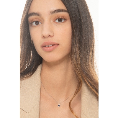 18k white gold necklace with central blue sapphire and diamonds