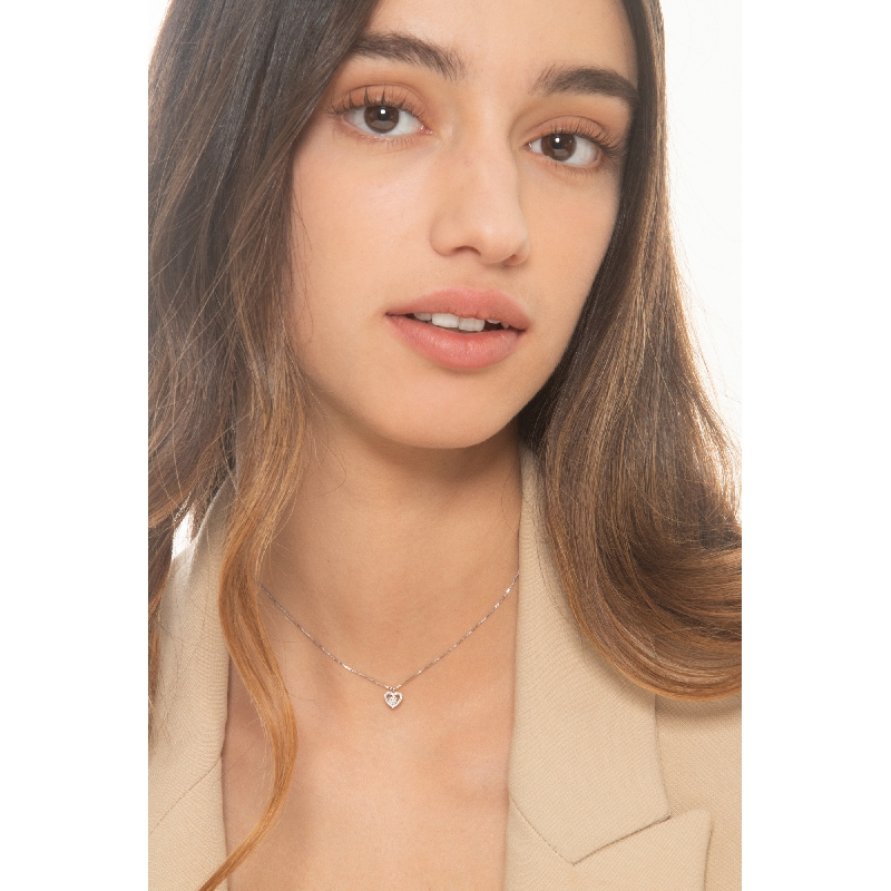 Collana in oro bianco 18k con ciondolo a forma di cuore in diamanti, il ciondolo misura circa 0.60x0.50 cm