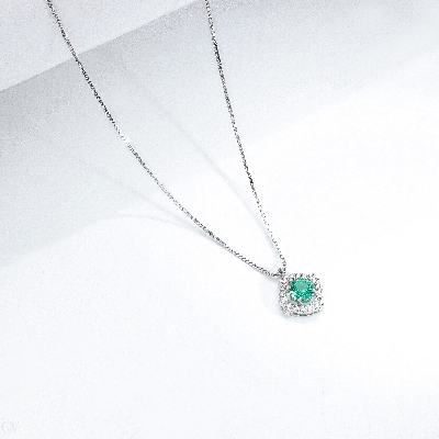 18k white gold necklace with diamonds and central emerald