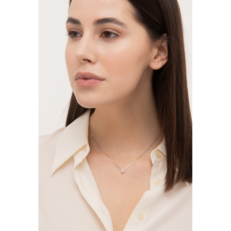Collana in oro bianco 18k con ciondolo in diamanti e diamante centrale di circa 0.10 ct
