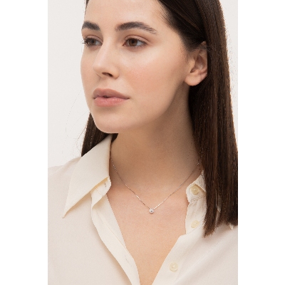 Collana in oro bianco 18k con ciondolo in diamanti e diamante centrale di circa 0.10 ct