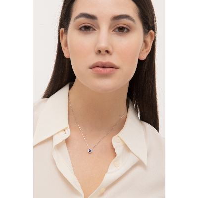 Collana in oro bianco 18k con zaffiro blu centrale e contorno in diamanti