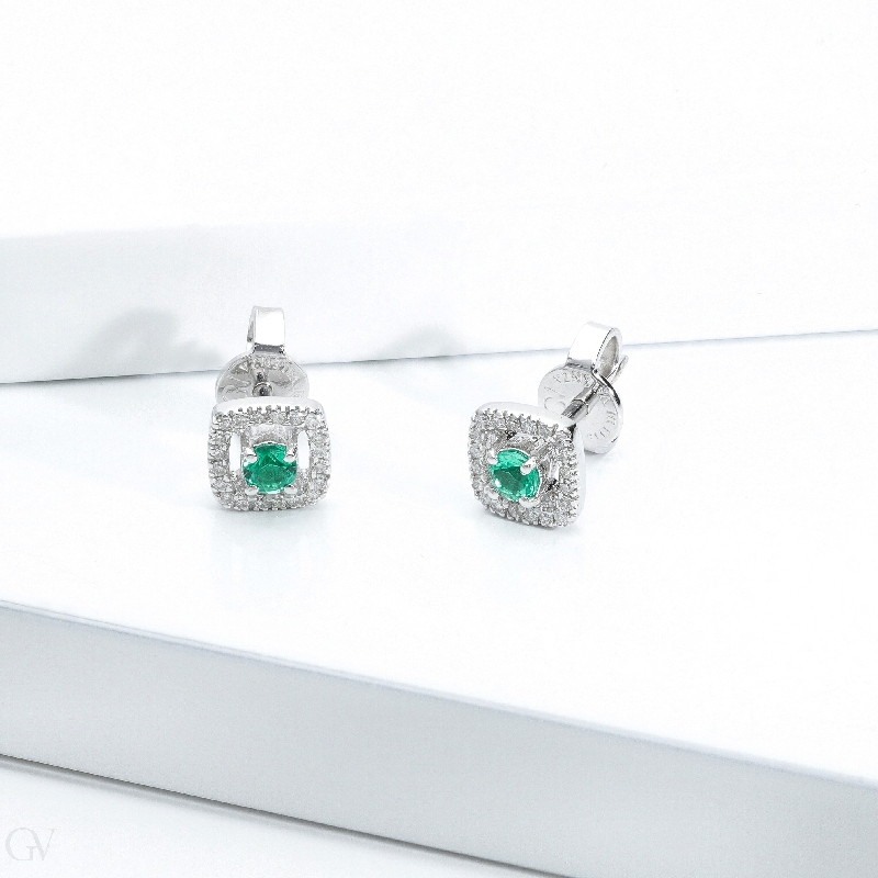 Earrings in white gold 18k with central emerald and diamonds 