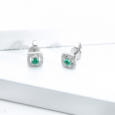 Earrings in white gold 18k with central emerald and diamonds 