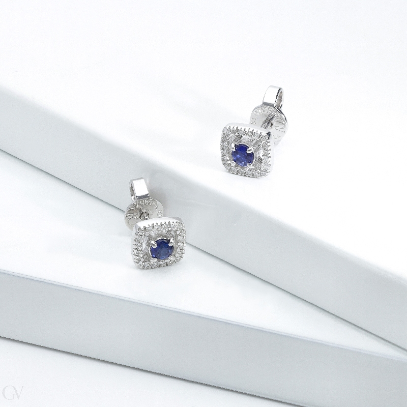 18k white gold earrings with diamonds and central blue sapphire, 0.62x0.62 cm