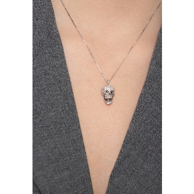 Collana in oro bianco 18k con ciondolo a teschio in diamanti  bianchi e neri