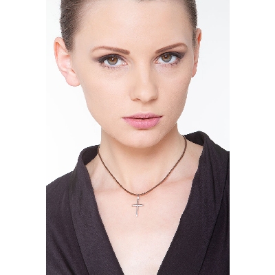 Ciondolo Croce in oro bianco 18k, circa 2 cm.