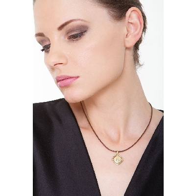 Medaglia sacra con Madonna e bimbo in oro giallo 18k.