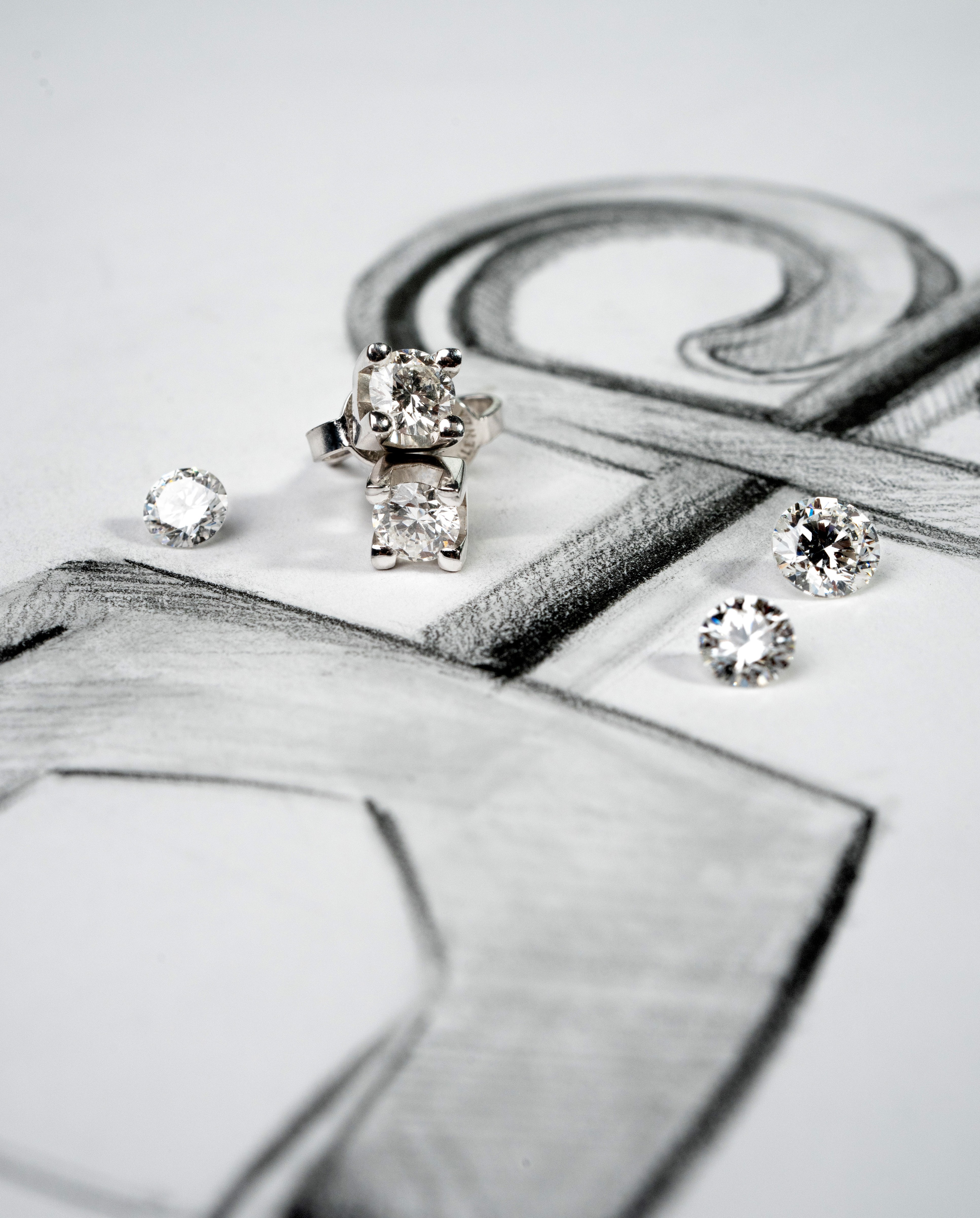 5 diamanti, di cui 3 sciolti e 2 incastonati nelle griffes dell'anello
