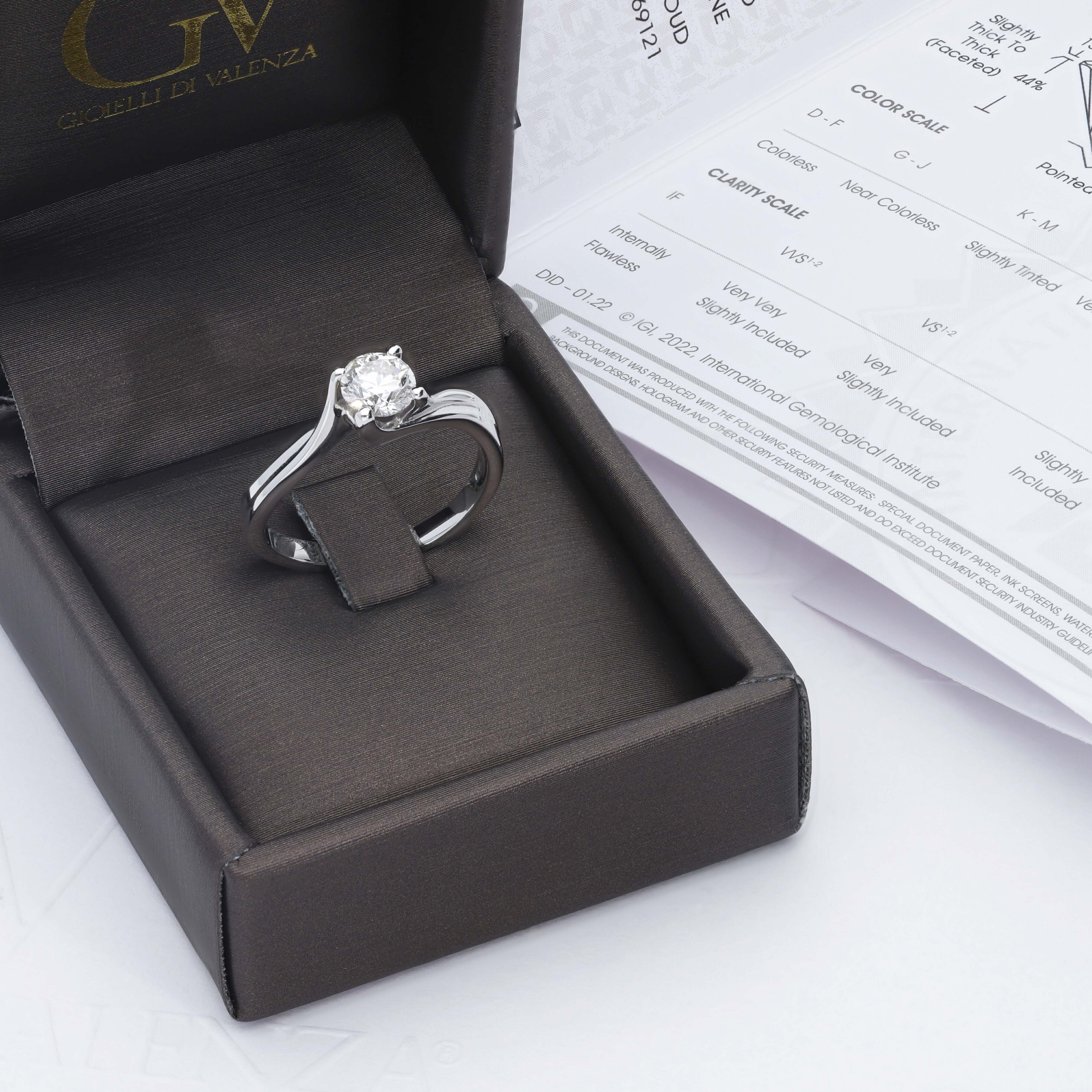 anello solitario con diamante e certificato IGI, riposto nella custodia
